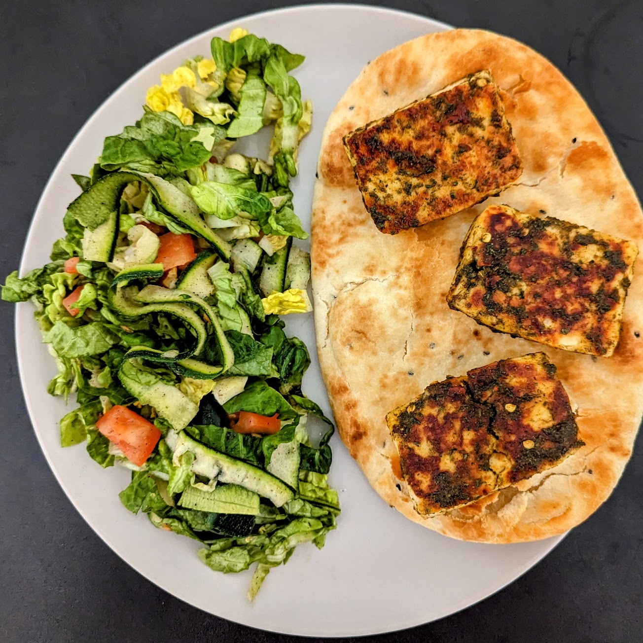 Chermoula Halloumi w. Naan & Summer Salad